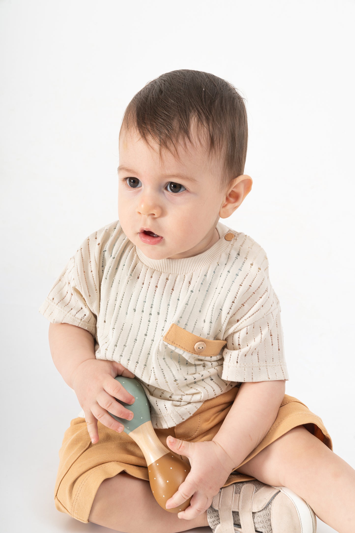 T-shirt mit Lochmuster und Shorts