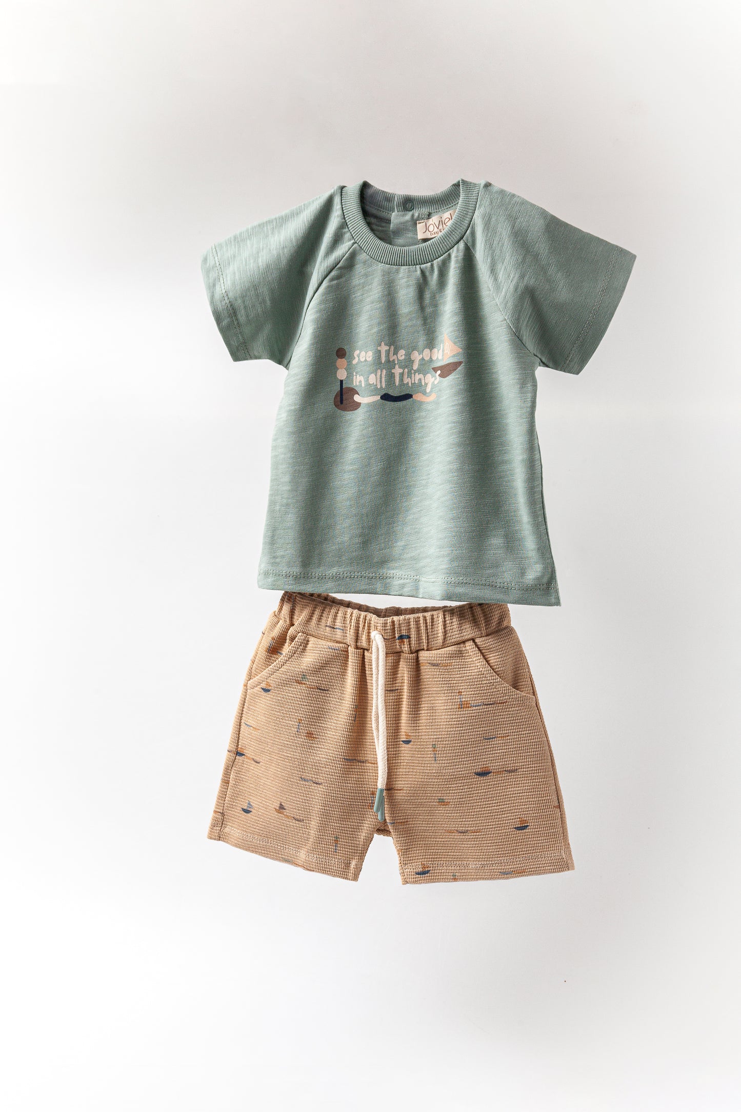 T-shirt und Shorts mit Schiffsmotiv