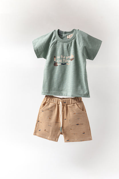 T-shirt und Shorts mit Schiffsmotiv