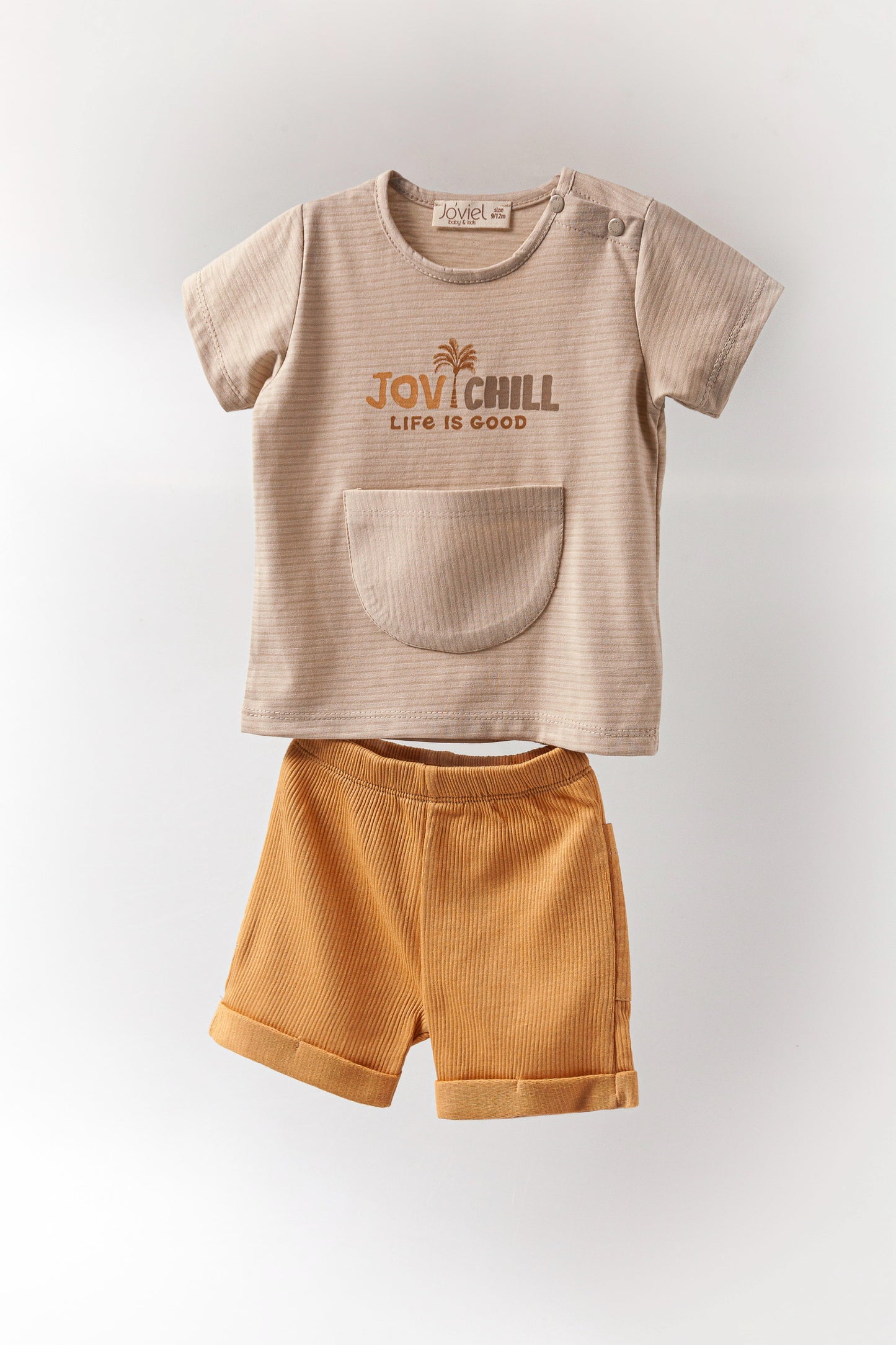 T-shirt mit Palmenmotiv und Shorts