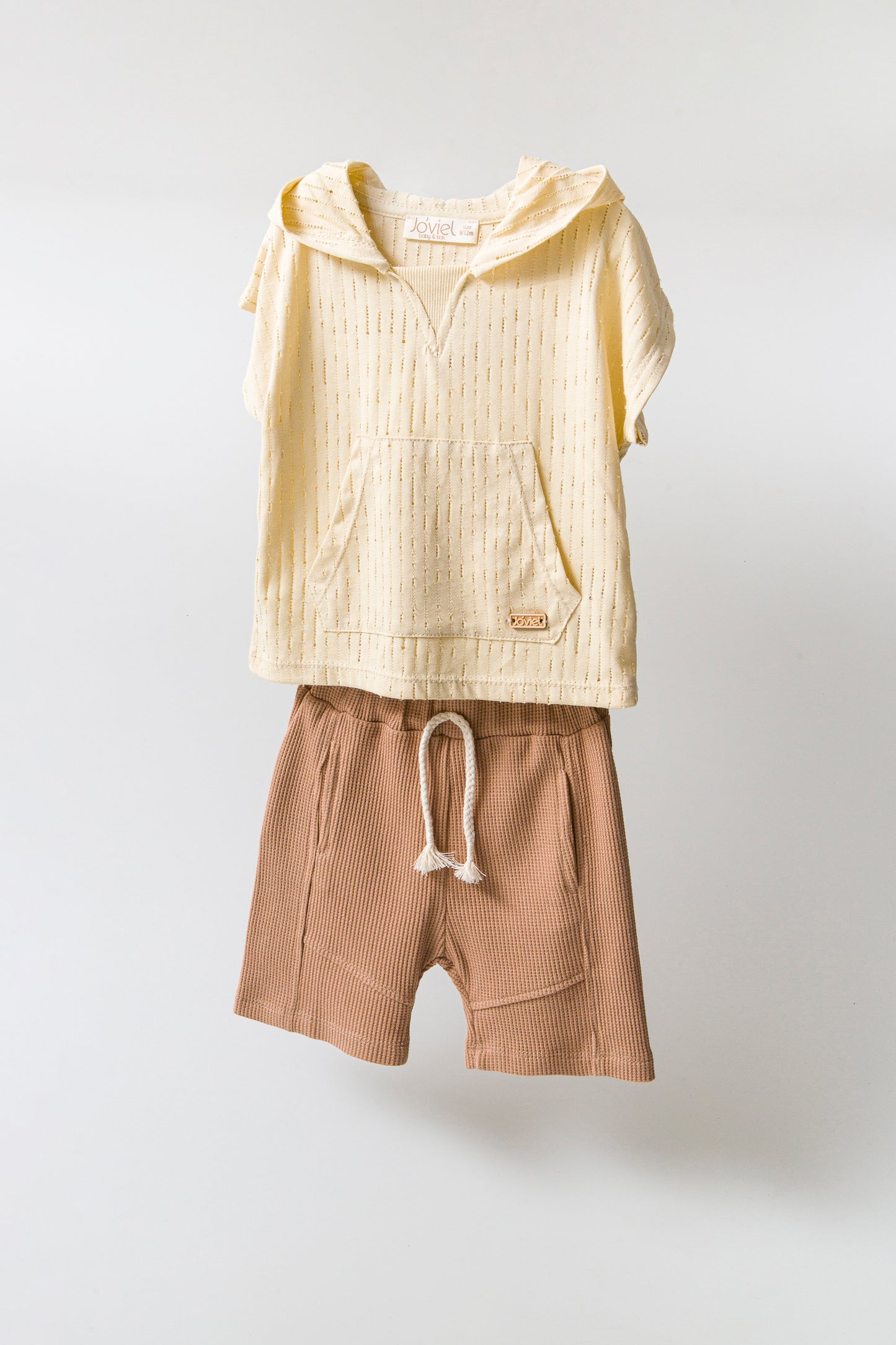 T-Shirt mit Kapuze und Shorts