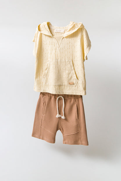 T-Shirt mit Kapuze und Shorts