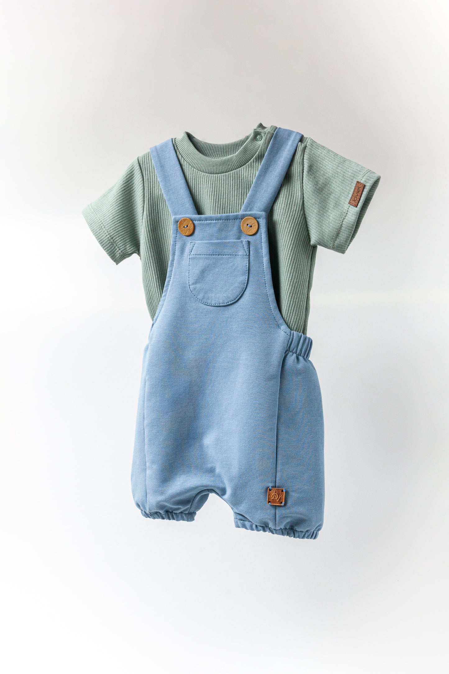 2-teiliges Set aus Latzhose und T-shirt