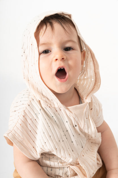 T-Shirt mit Kapuze und Shorts