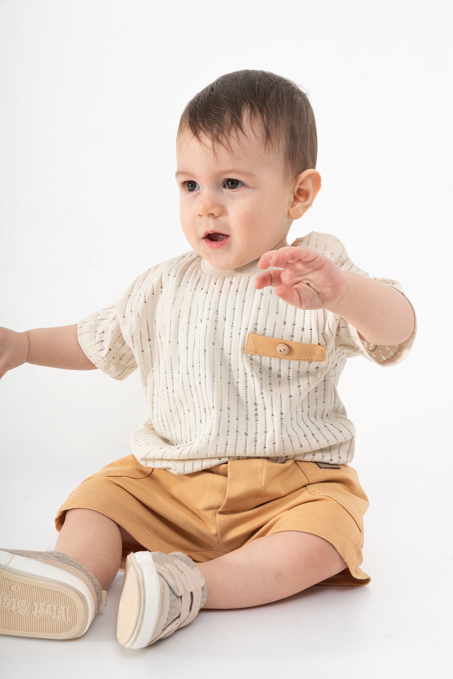 T-shirt mit Lochmuster und Shorts