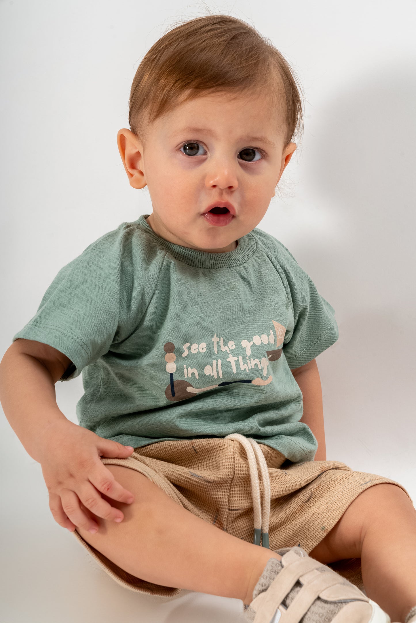 T-shirt und Shorts mit Schiffsmotiv