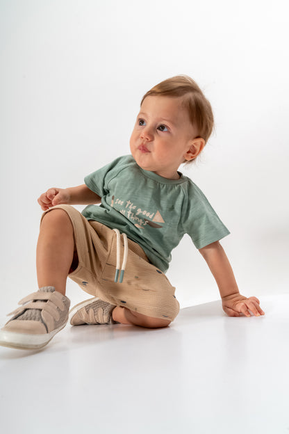 T-shirt und Shorts mit Schiffsmotiv